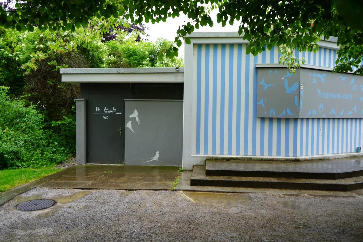 Das Tödipark-Café mit Toilette.